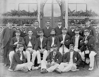 De Australiërs, 1893 Achtste Team, uit Beroemde Cricketers en Cricketvelden, uitgegeven door Hudson en Kearns, 1895